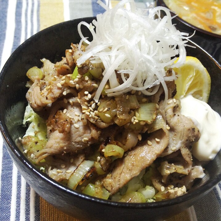 マヨ必須！楽うま塩麹豚ネギ丼！